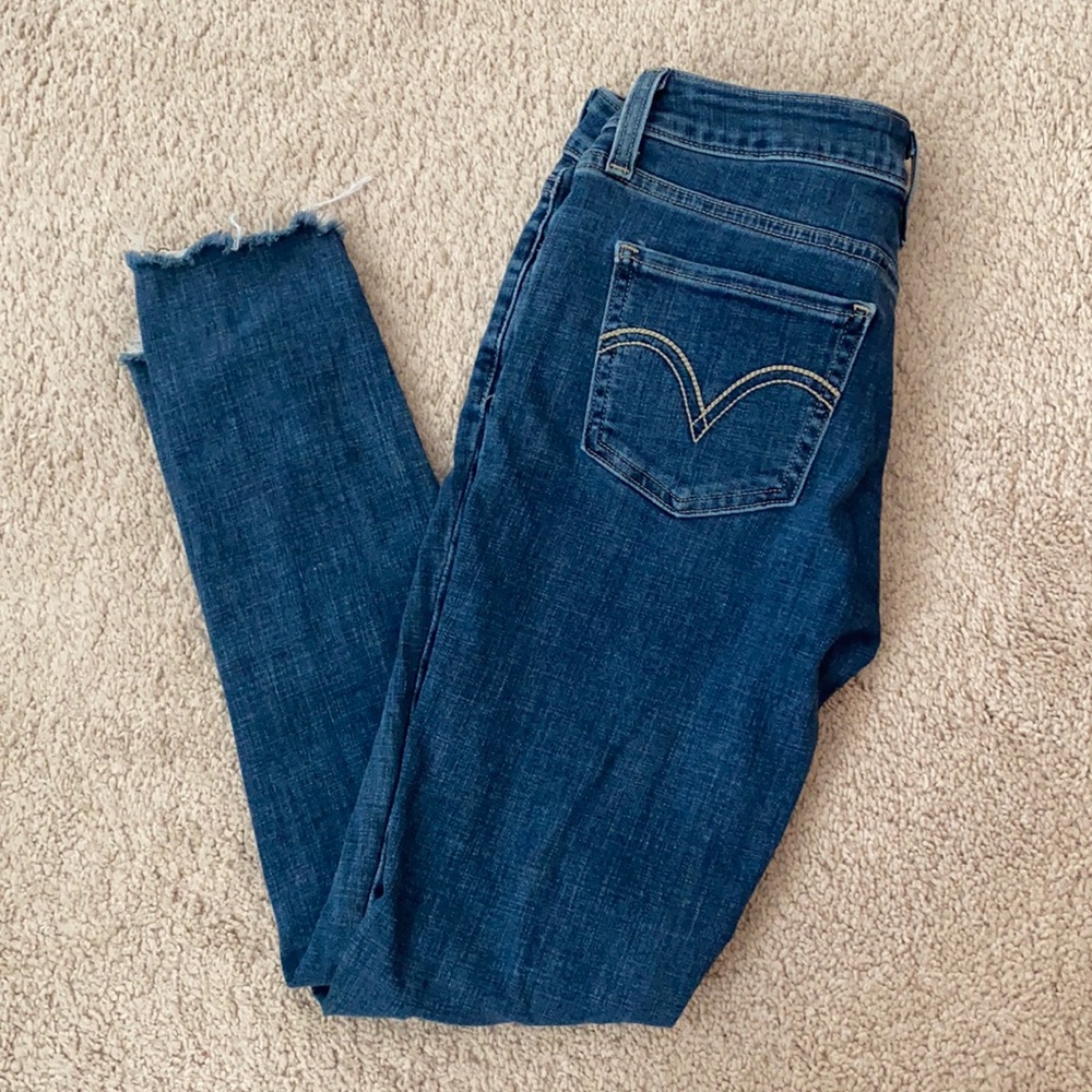LEVI’S super skinny ripped mid rise raw hem jeans